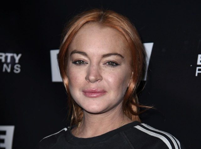 リンジー・ローハン、ホームレス一家を怒らせてライブ配信中にビンタされる