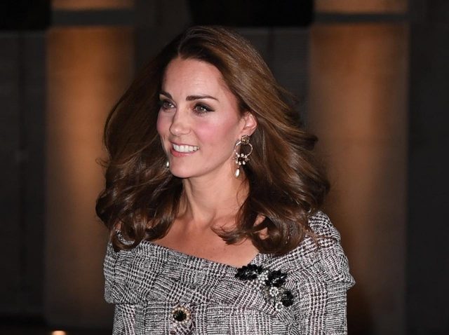 キャサリン妃、トレンドのチェック柄ドレス×パープルの最新コーデがオシャレ