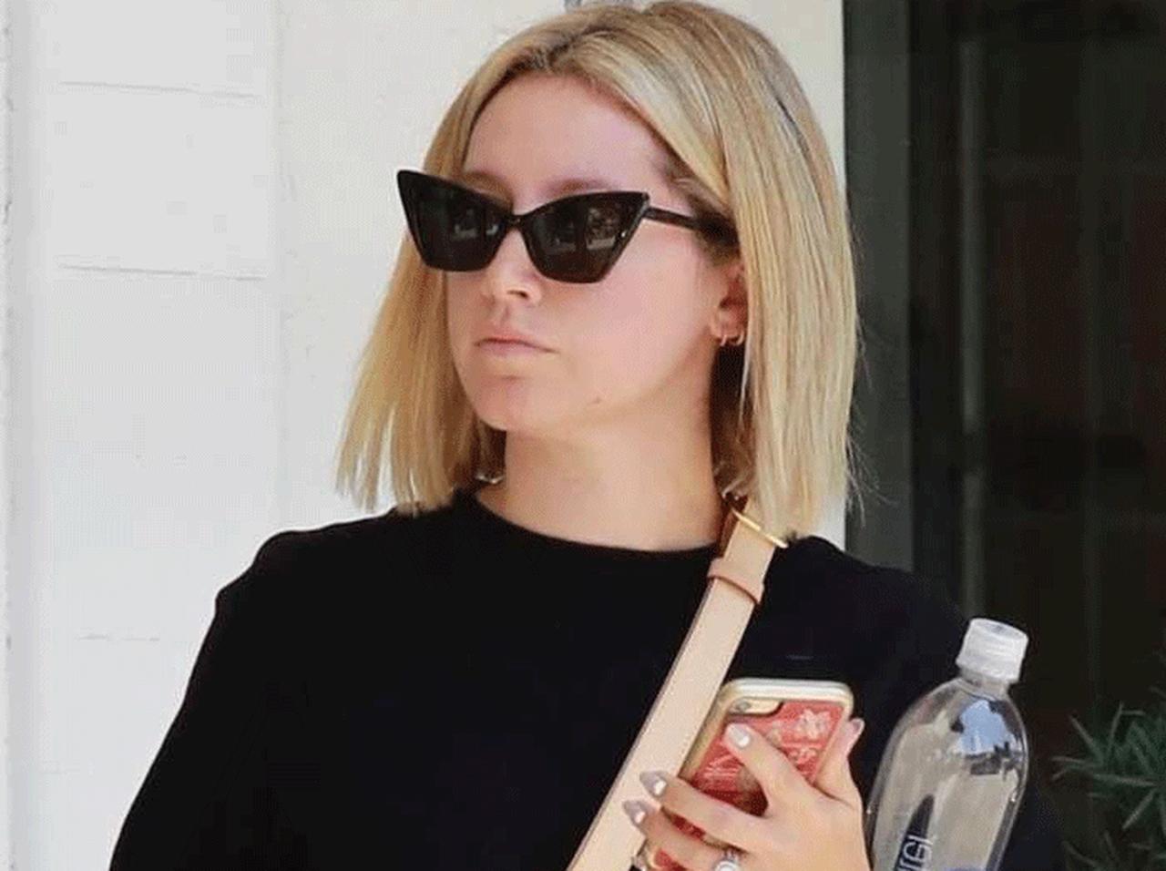 アシュレイ・ティスデイル、デニムスカートを着回し!