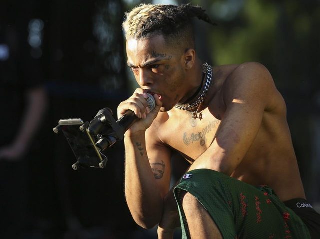 射殺された20歳ラッパーXXXTentacionがAMAで受賞、家族が涙のスピーチ【AMA2018】