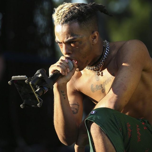 射殺された20歳ラッパーXXXTentacionがAMAで受賞、家族が涙のスピーチ【AMA2018】