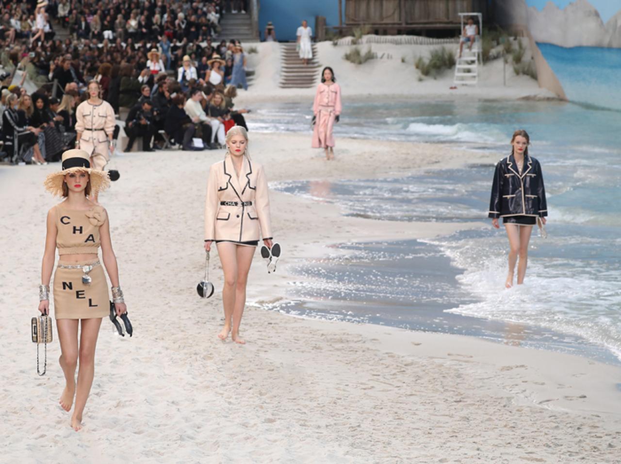 「波が打ち寄せるビーチ」を再現！シャネルの最新ランウェイが規格外