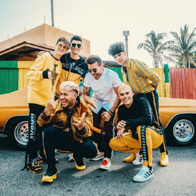 CNCO、ラテン系色っぽ5人組が最新シングル「ジュガステ・トゥ」MV公開