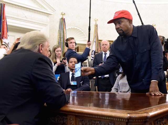 カニエ・ウエスト、脇が甘すぎる「スマホのパスコード」が全米にバレる