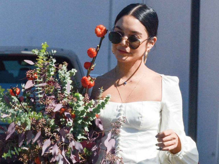 155cmのヴァネッサ・ハジェンズ、デニム&フラットシューズで作る脚長テク