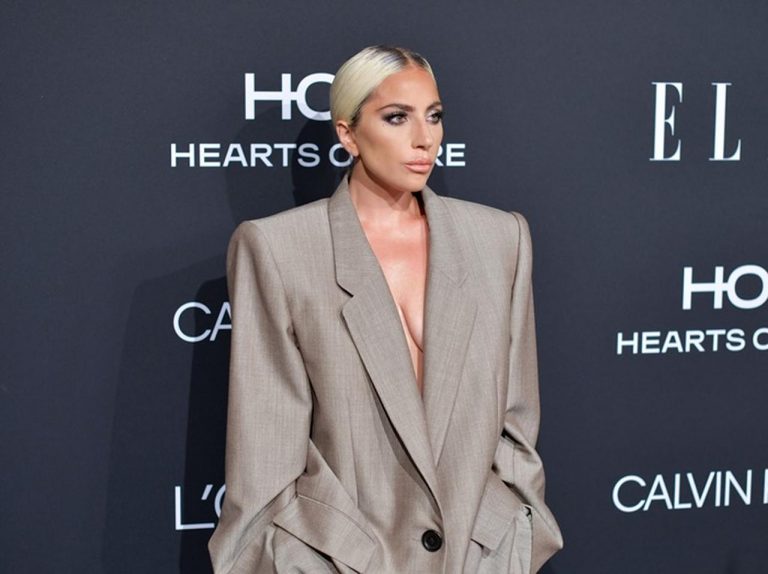 レディー・ガガ、超オーバーサイズのスーツを選んだ背景に「過去のレイプ被害」