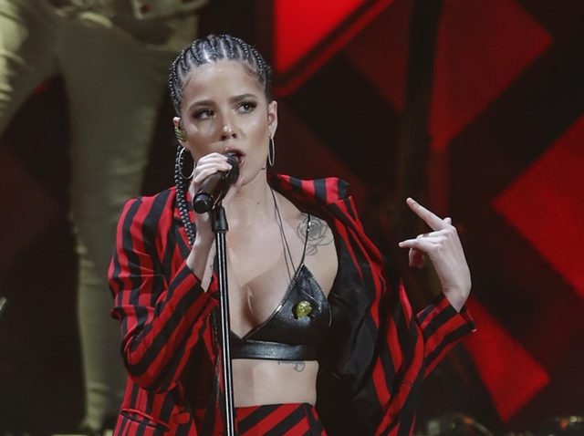 ホールジー、最低気温13度の東京でつわものファッションを披露