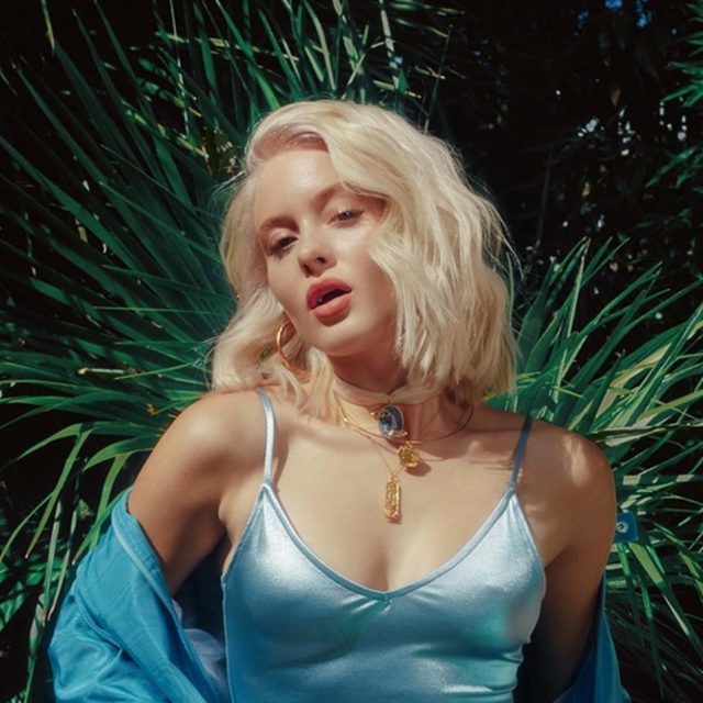 ザラ・ラーソン、ポップな衣装にも注目の最新MVが公開