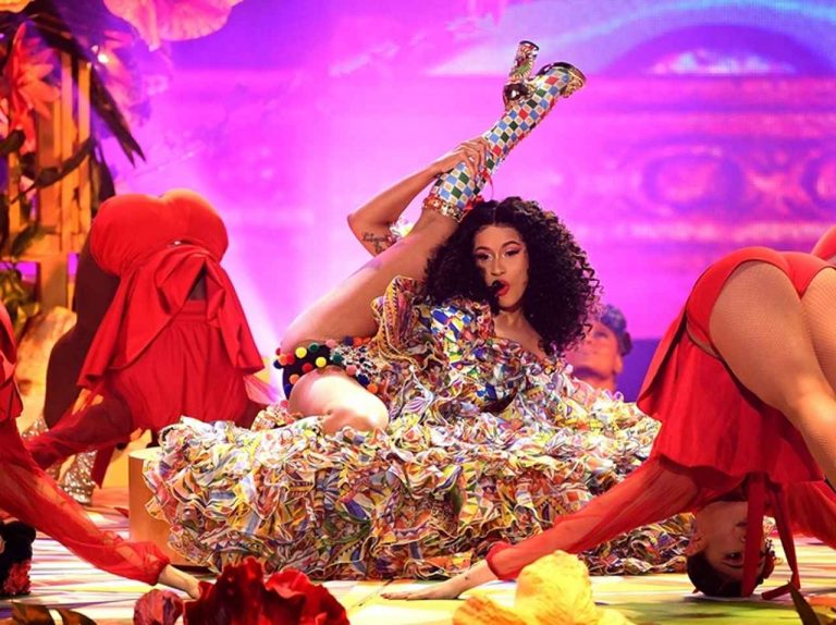 カーディ・B、全国放送の音楽アワードのステージ上で「ご開帳」【AMA2018】