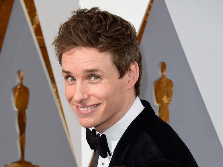 エディ・レッドメイン、映画の撮影で「松葉杖&ギプス」のケガ