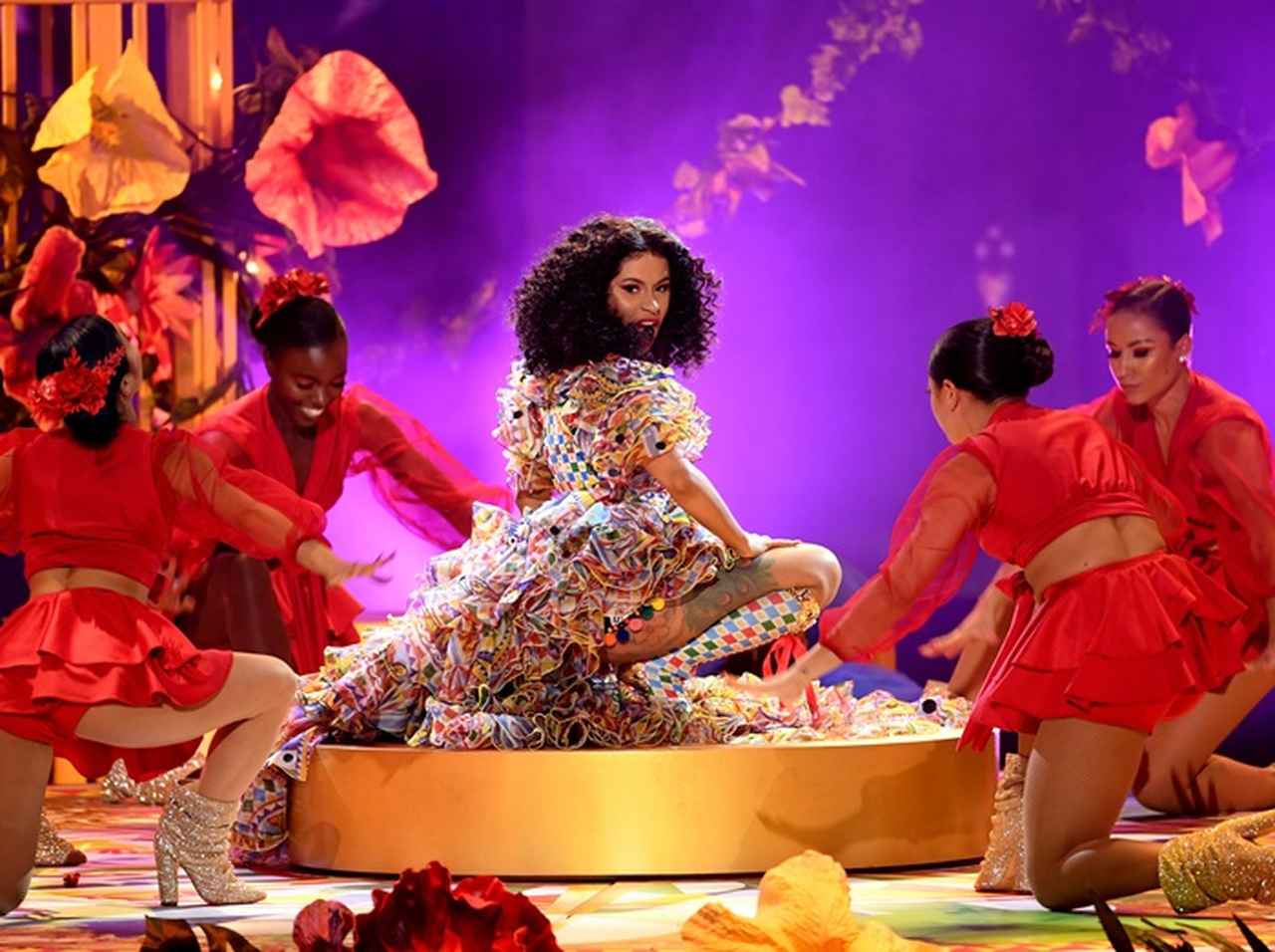 カーディ・B、「裸に時計」の際どいショットで新曲「Money」を発表