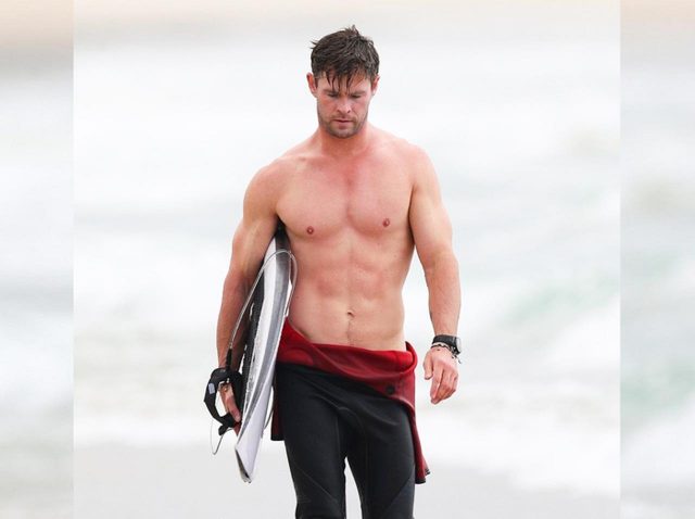 クリス・ヘムズワース、ヒョウ柄水着姿の年上妻とビーチで「映画のようなキス」