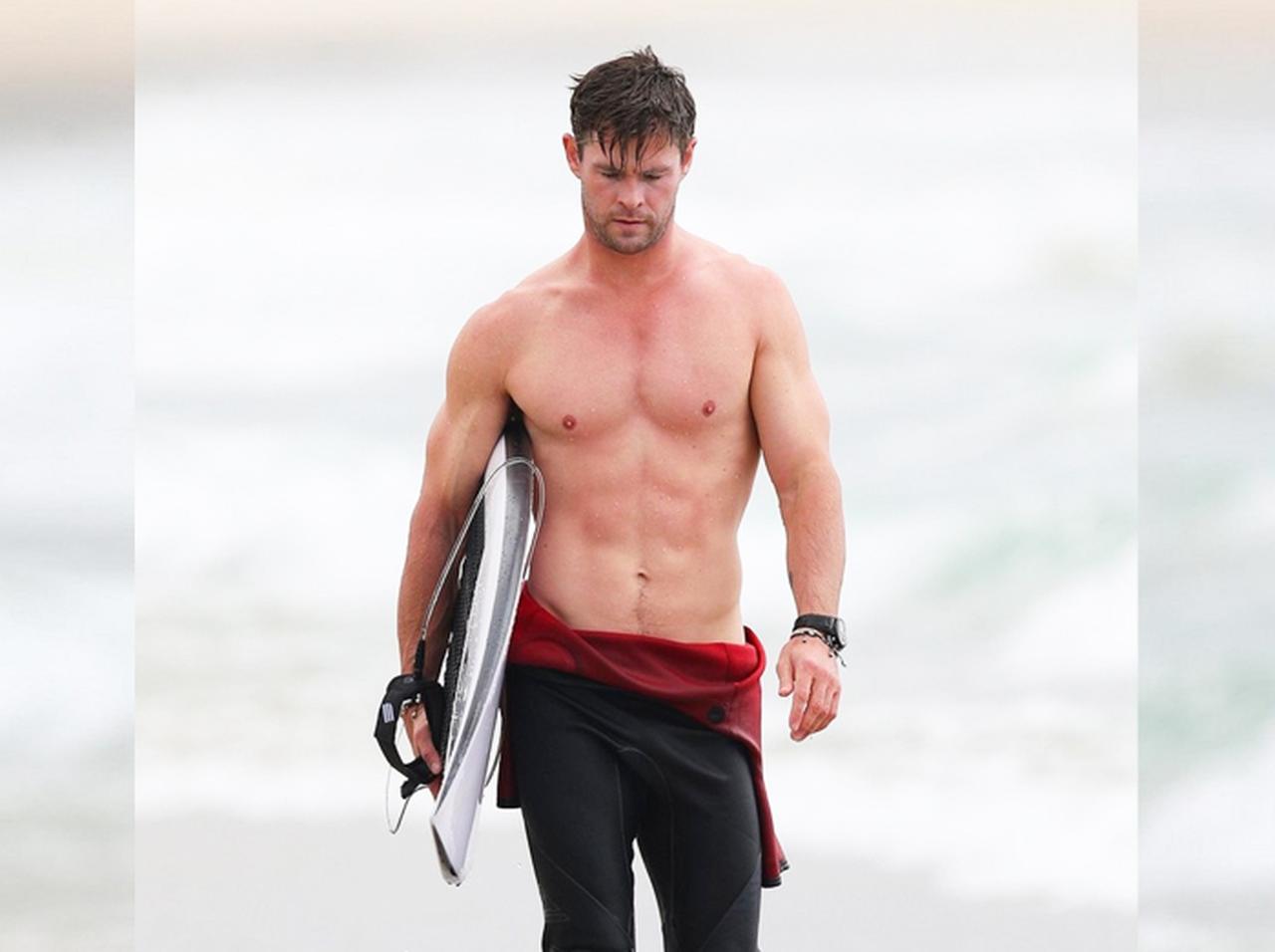 クリス・ヘムズワース、ヒョウ柄水着姿の年上妻とビーチで「映画のようなキス」