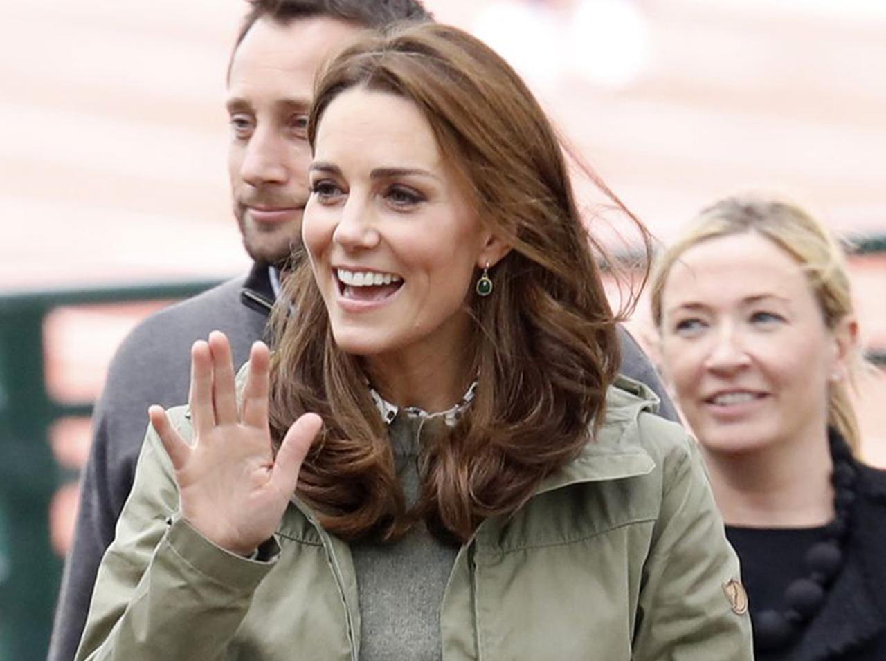 キャサリン妃、産休明け初の公務に2年前に購入したZARAの3,900円パンツを着用