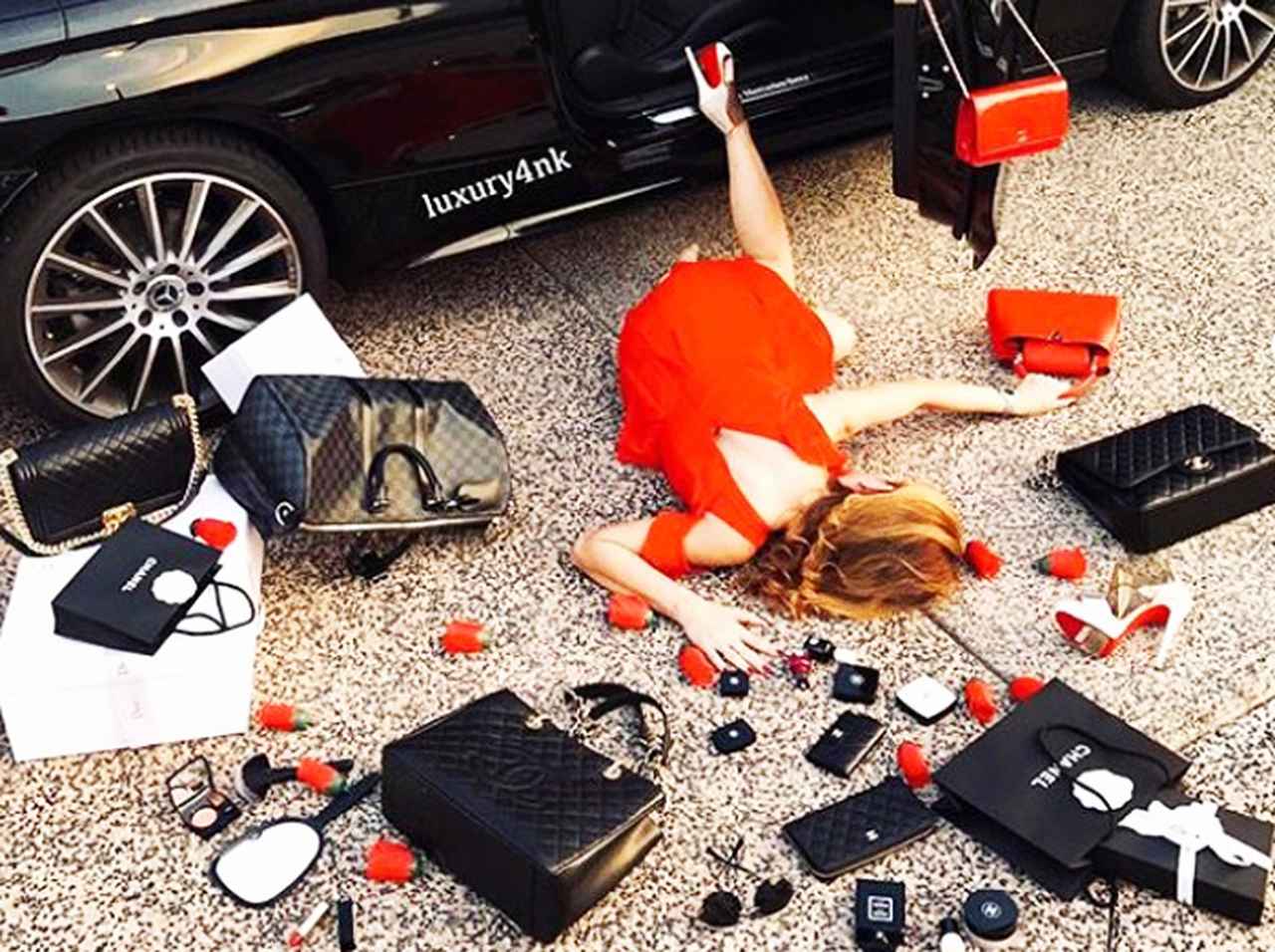 「富をひけらかせ」贅沢ライフを“自虐風自慢”する新SNSトレンドに賛否