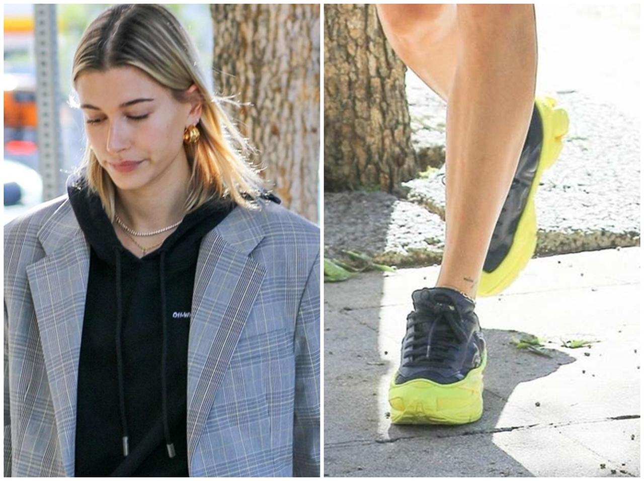 ヘイリー・ボールドウィン、フーディ+アディダスのスニーカーで洗練コーデ！