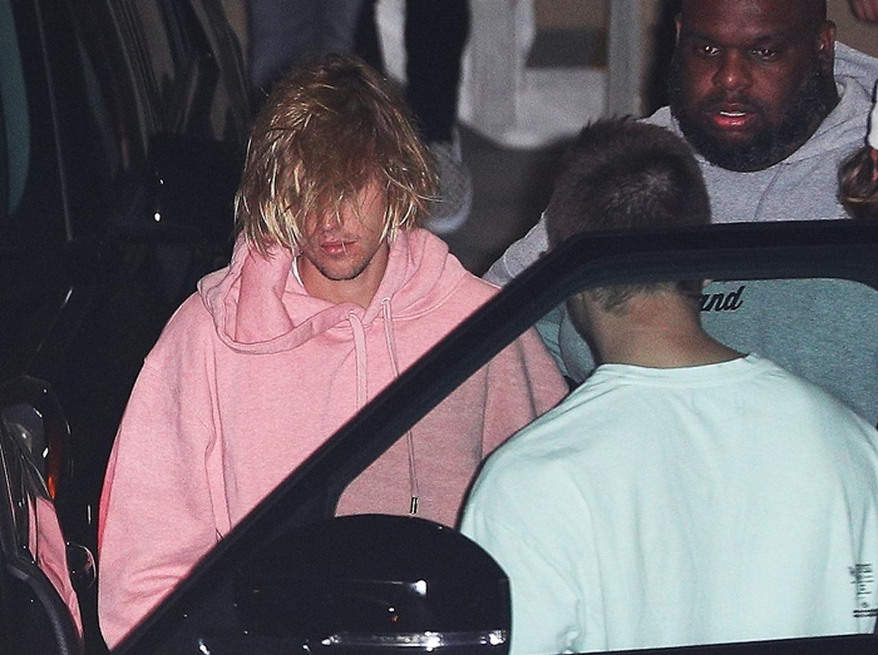 ジャスティン・ビーバー、元恋人セレーナ入院報道に「落ち込んだ様子」で教会へ