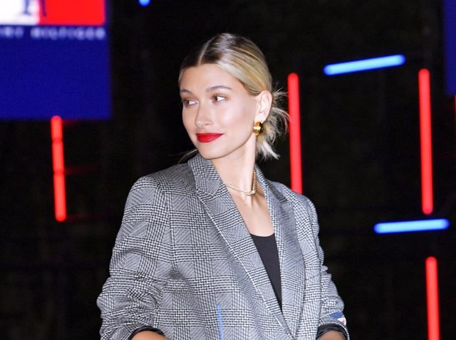 ヘイリー・ボールドウィン、来日中の胸元にジャスティンへの「愛の印」