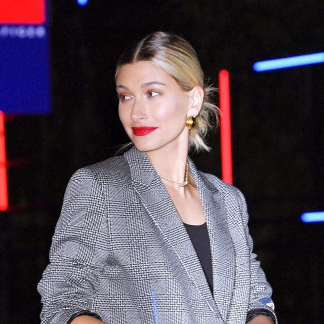 ヘイリー・ボールドウィン、来日中の胸元にジャスティンへの「愛の印」
