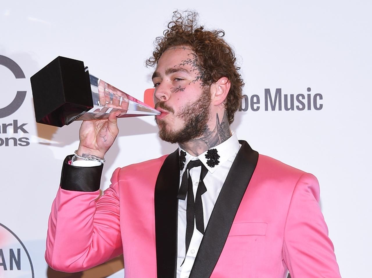 ポスト・マローン、絶対に「酒」を手放さないツワモノぶりに感服【AMA2018】