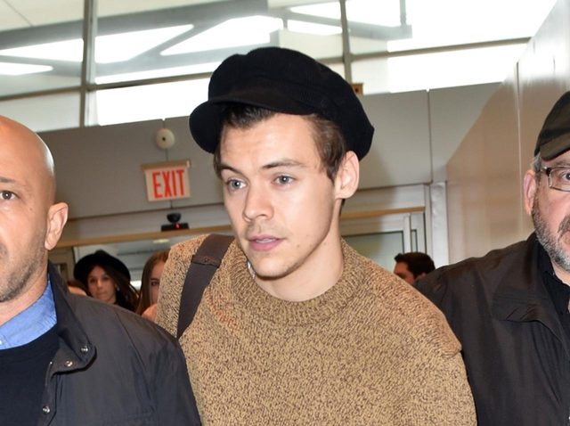 ハリー・スタイルズがプライベートで極秘来日、変装せずに東京をぶらぶら