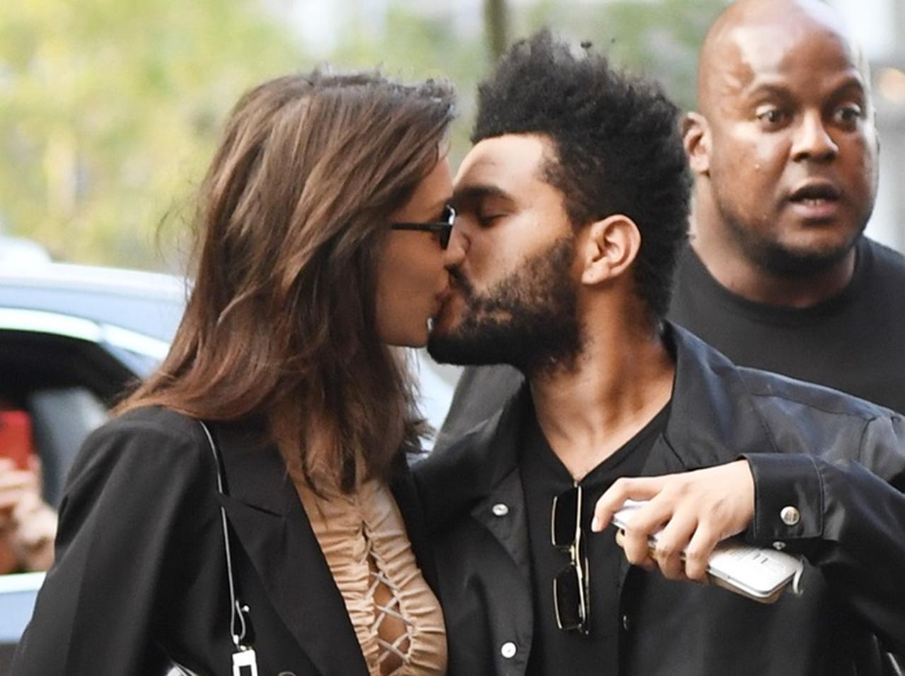 ベラ・ハディッド&ザ・ウィークエンド、ベラの誕生日に路上で熱烈キス【写真あり】