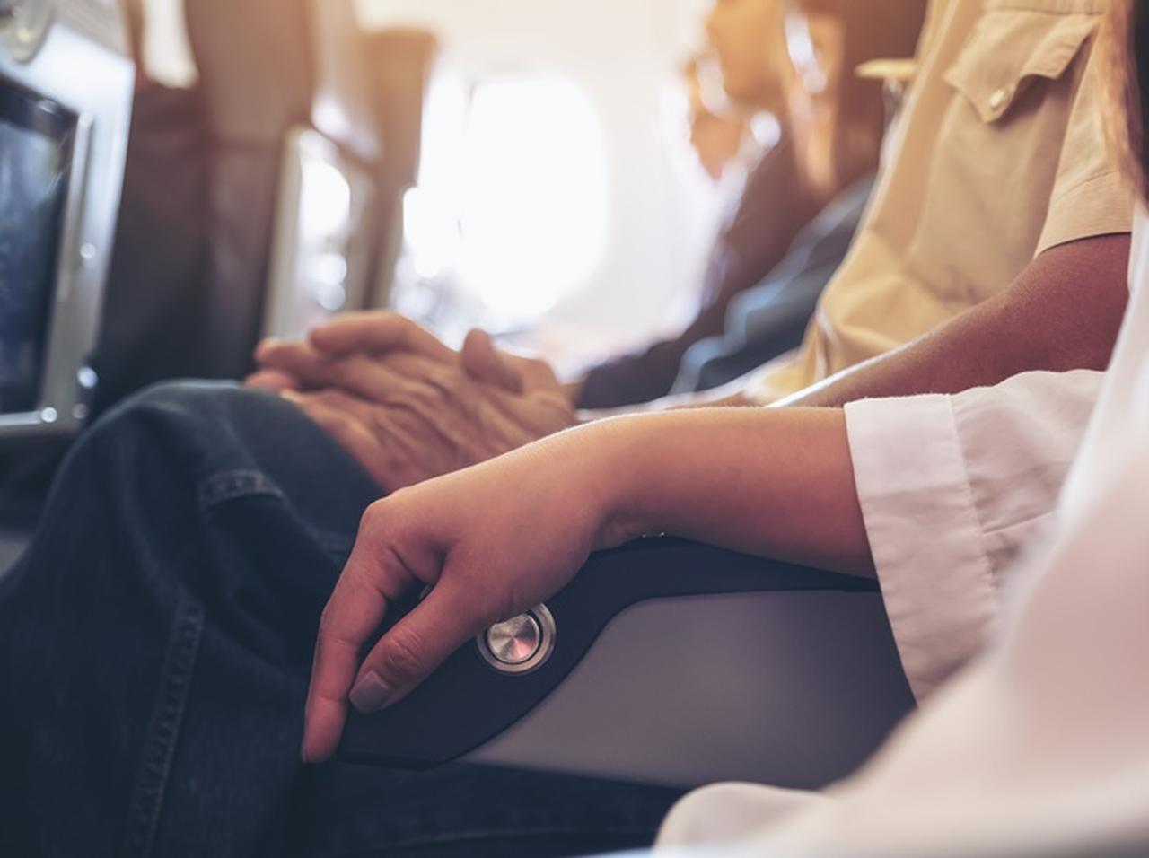 飛行機の機内で女性客の「胸」を触った男の『言い訳』にあ然