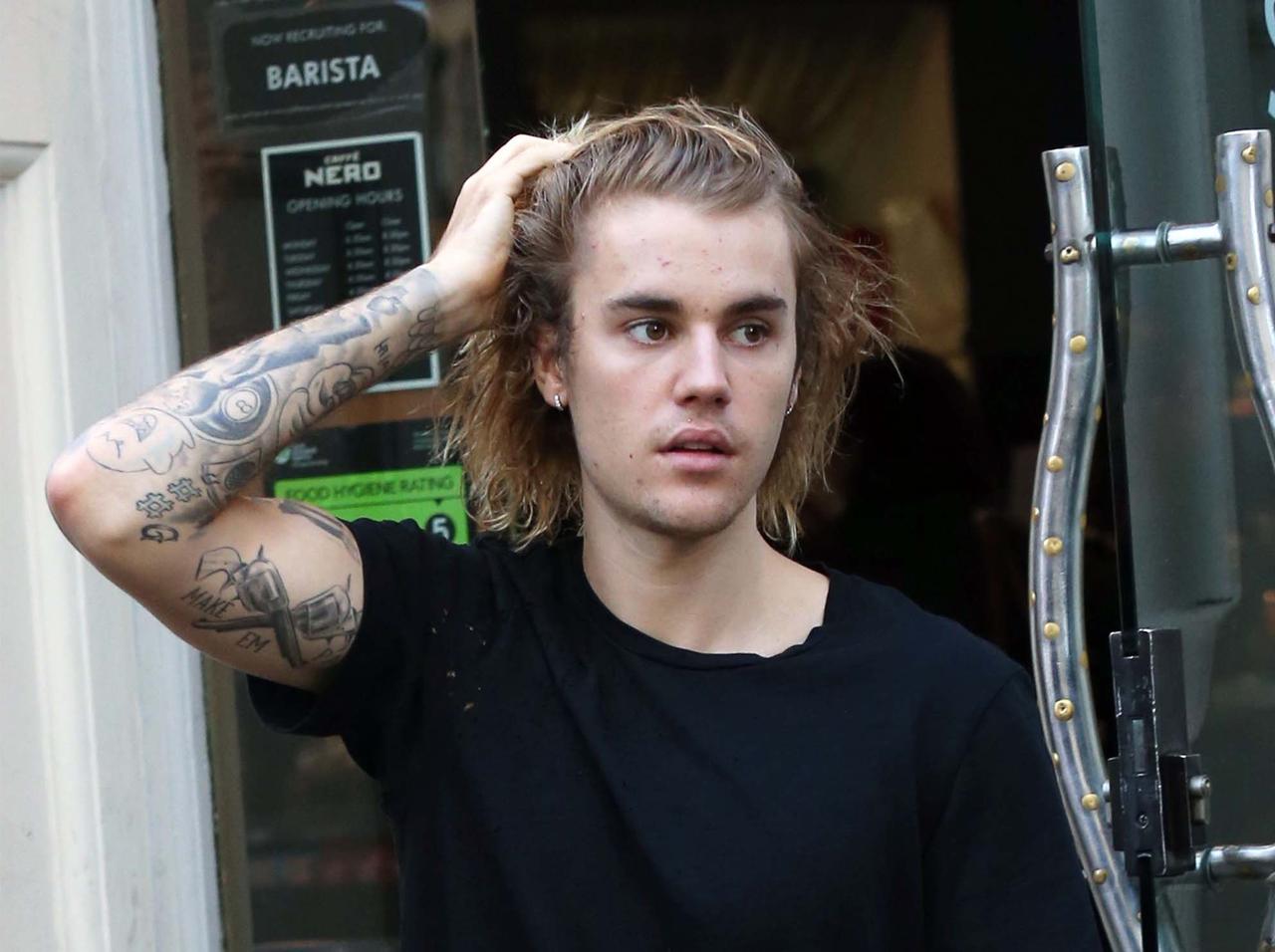 ジャスティン・ビーバー、セレーナ入院報道後「元気がない」本当の理由