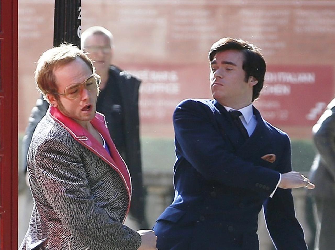 エルトン・ジョンに扮した若手イケメン俳優、街中でビンタされる【写真アリ】