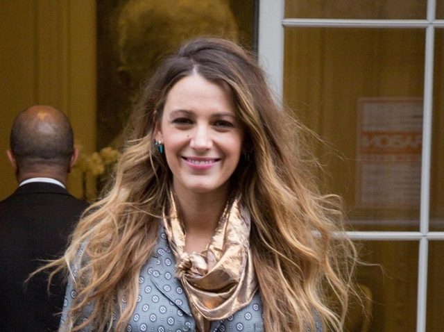 ブレイク・ライブリーがお手本！周りと差をつける「ミディ丈スカート」コーデ