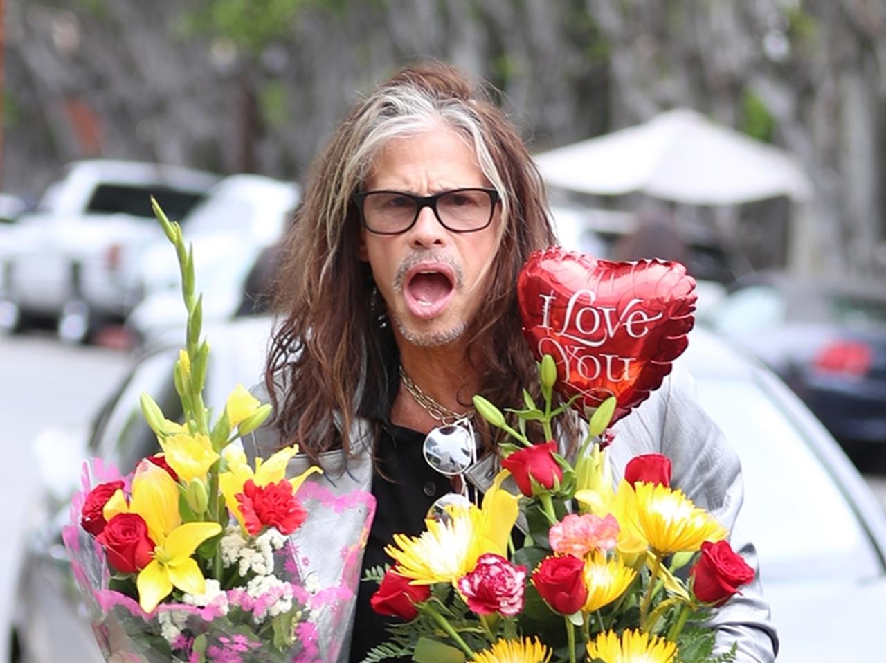 スティーヴン・タイラー、髪につけたヘアアクセが超乙女