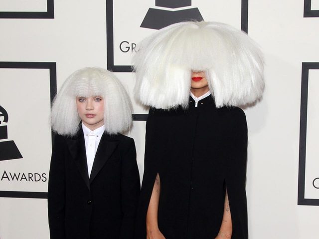 シーアが16歳の若手女優の16歳の誕生日に贈った物が「ザ・セレブ」