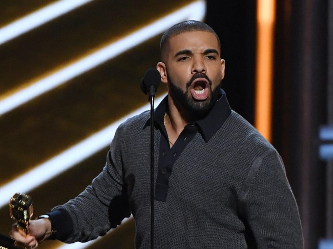 ドレスコードは「20年前」!ドレイクが開いた『本気の』誕生日パーティーのレベルが高すぎる