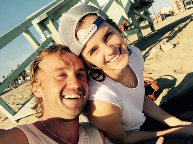 エマ・ワトソンが公開した『ハリポタ』共演者との“密着ショット”にファン熱狂