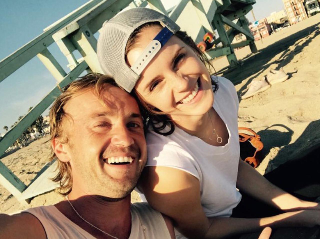 エマ・ワトソンが公開した『ハリポタ』共演者との“密着ショット”にファン熱狂