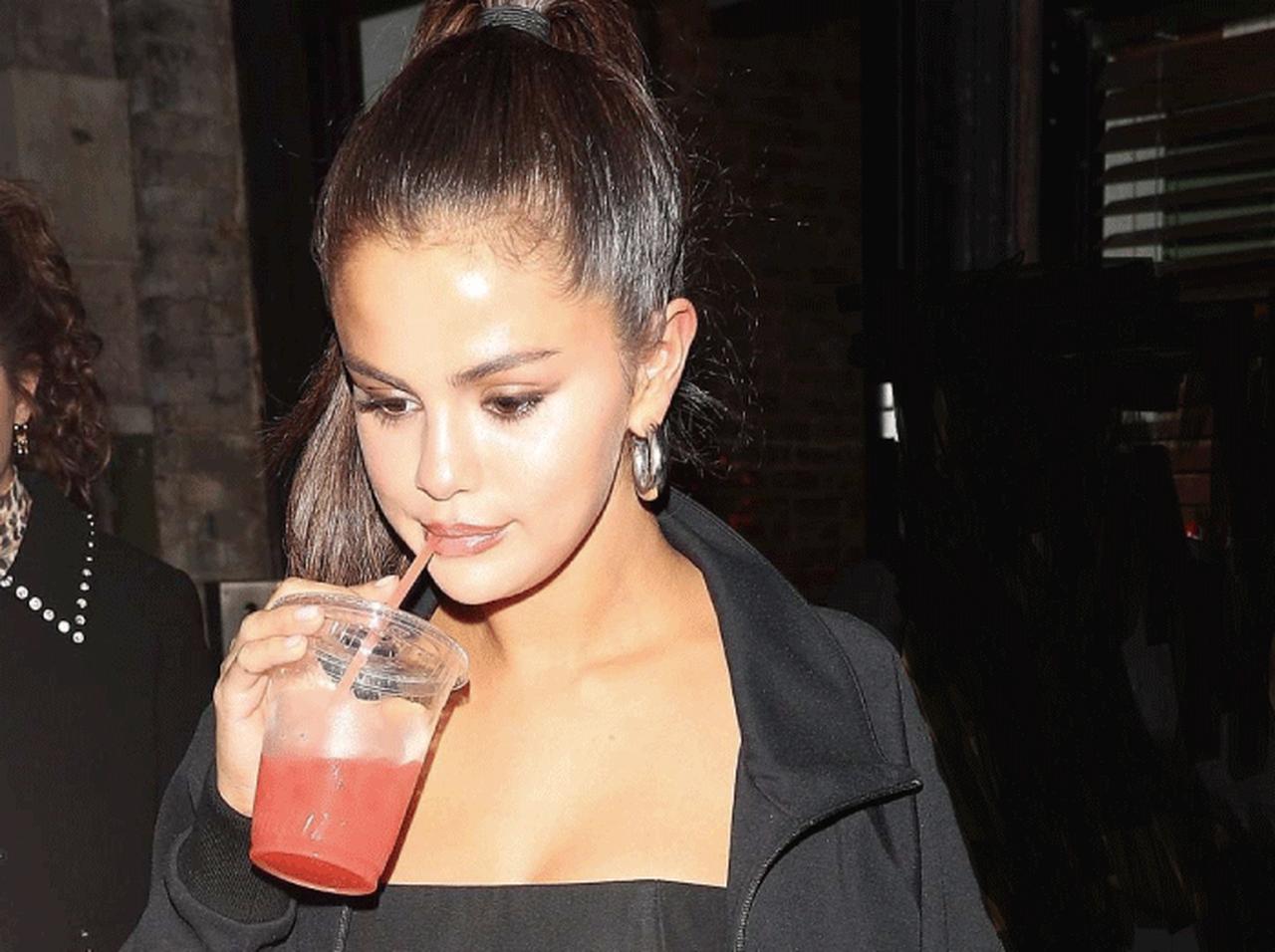 セレーナ・ゴメスのシアーなソックスコーデが可愛い♡