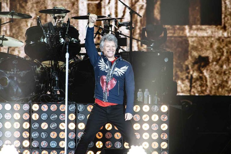ボン・ジョヴィ、５万人の観客を大熱唱させた東京ドーム公演をレポート