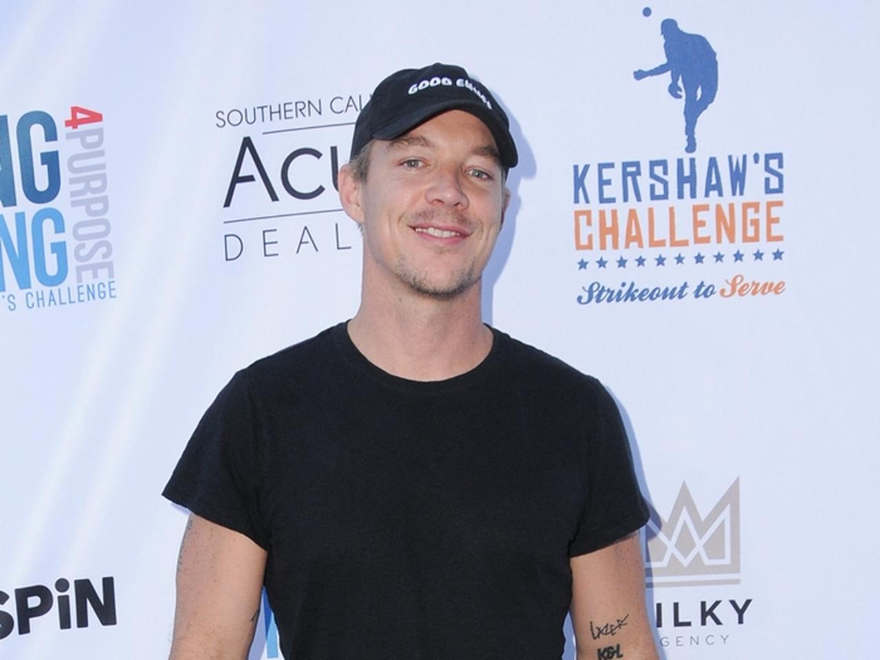 ディプロ、あのシンガーになりきり踊り狂う姿がカオス