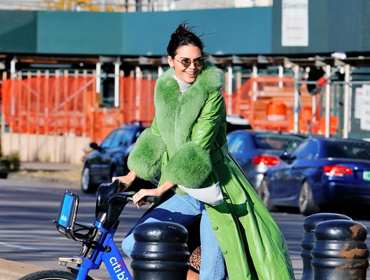 ケンダル・ジェンナー、38万円のコートでレンタル自転車に乗る