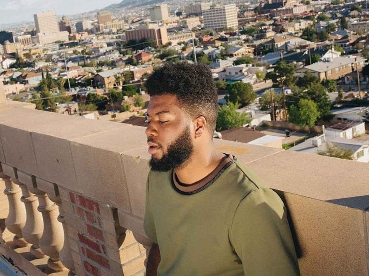 カリード新MV公開、夜の街が明けていくなかで一人切なく歌って踊る