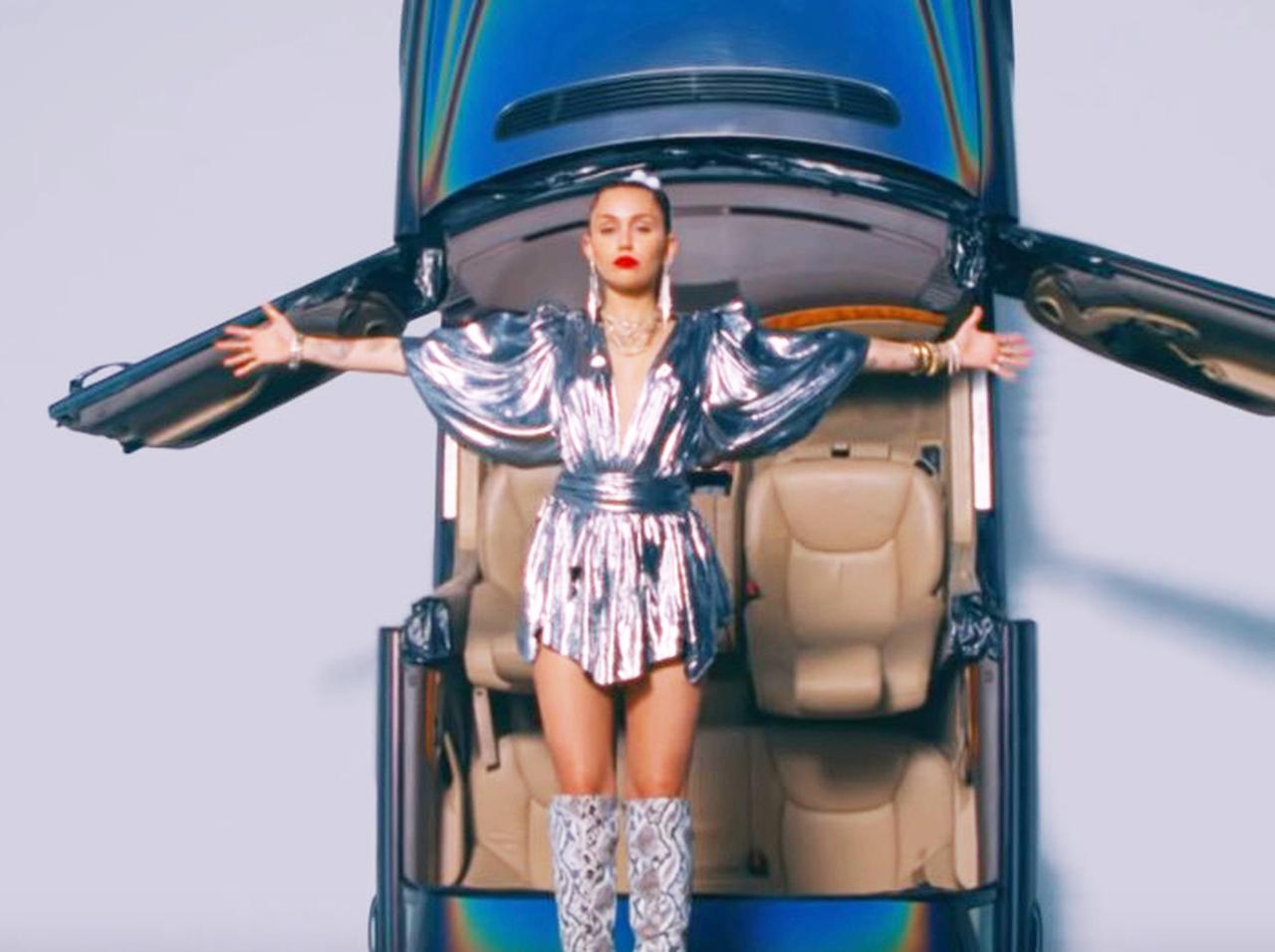 マイリー・サイラスとマーク・ロンソンのコラボ曲が解禁！MVがまるでアクション映画