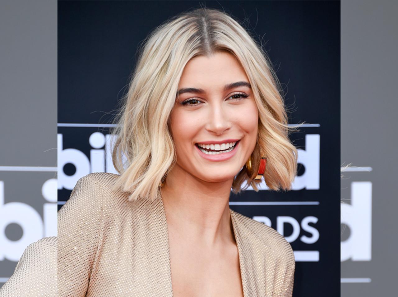 ヘイリー・ボールドウィン、ジャスティンのクリスマス曲歌う姿が幸せオーラ全開