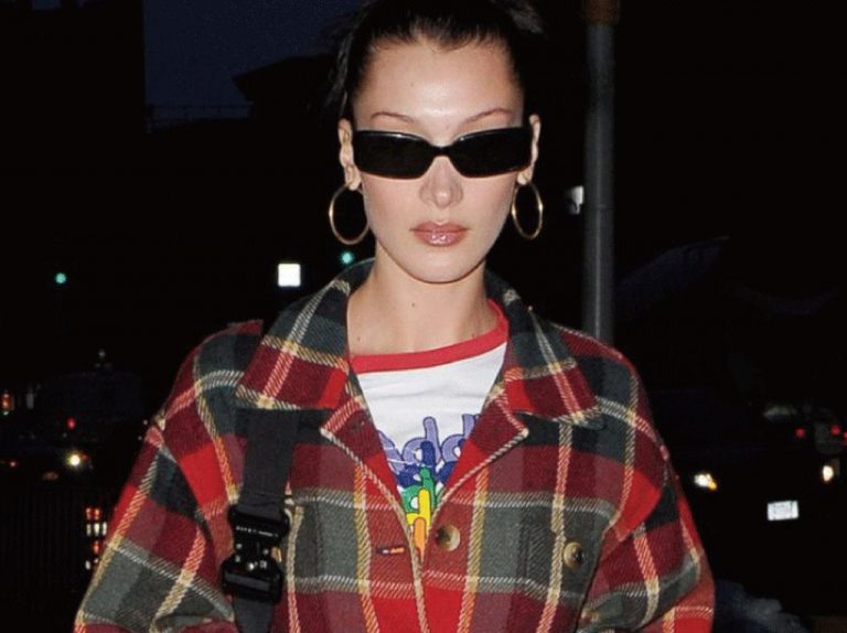 ベラ・ハディッドのゆるデニムコーデがおしゃれ