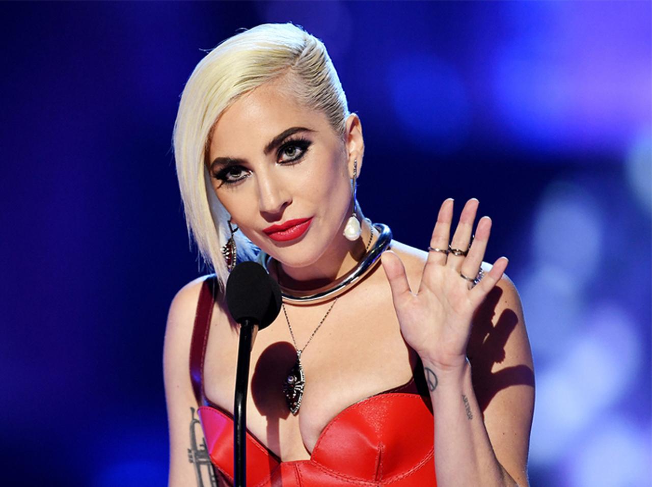 レディー・ガガ、山火事避難民にピザなどの救援物資を届ける スタバとのコラボ企画も