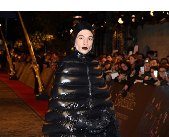 エズラ・ミラー、『ファンタビ』のレッドカーペットでエズラスタイル全開