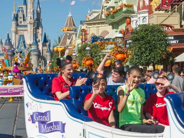 ディズニーランド、異例の午後4時半に「閉園」して『スペシャルゲスト』を招く