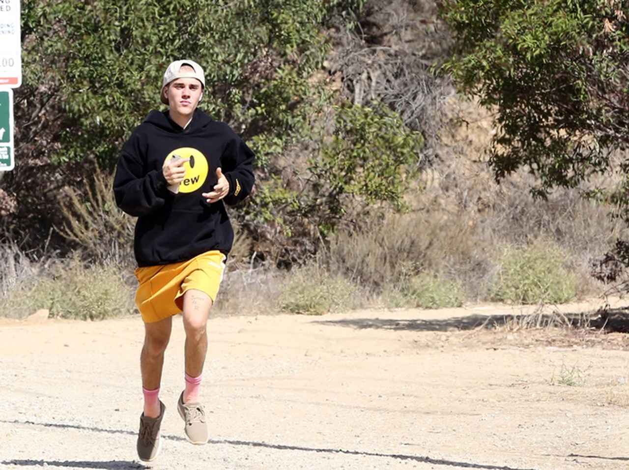 ジャスティン・ビーバー、公共の場で服を脱いで「開放的」になった姿がシュール