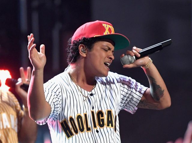 ブルーノ・マーズ、アルバムのタイトルにちなんで男気をみせる