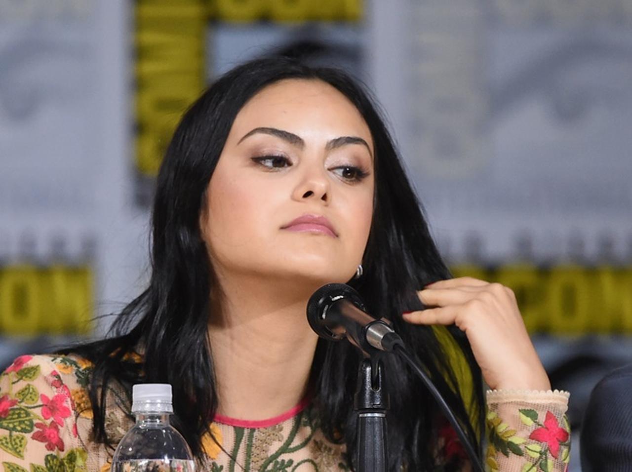 カミラ・メンデスの飲み物に入っていた「異物」の写真がゾッとする