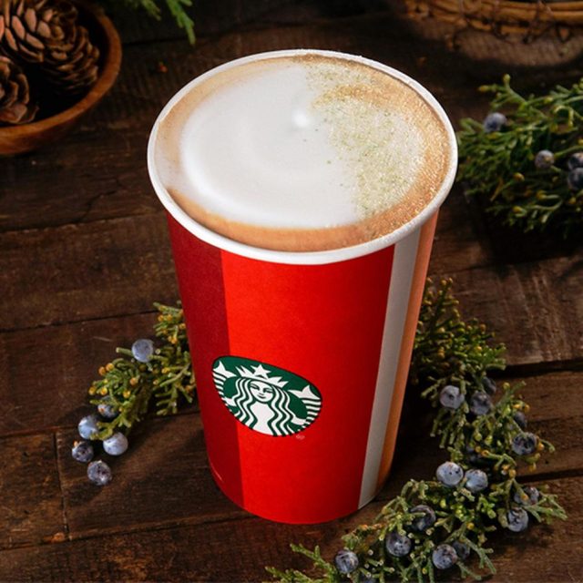 海外スタバに新登場した「クリスマスツリー風味」のラテが気になる！